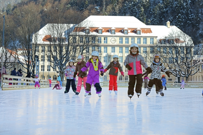 Kinder auf dem Eisfeld Quader