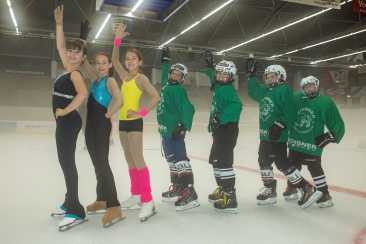 Eisläuferinnen und Eishockeyspieler in der Eishalle Obere Au Chur