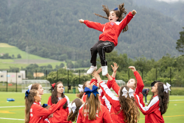 Cheerleader auf dem Kunstrasenplatz Obere Au Chur