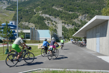 Fahrradfahrer kommen bei den Sportanlagen an