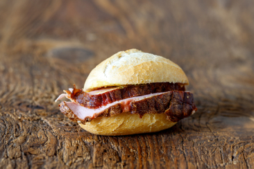 gastro_sportrestaurant_fleischkaese_adobestock_2400