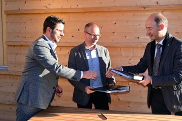 Verträge Eisball unterzeichnet, Clemen Bühler, Reto Hörler, hrs, Stadtpräsident Urs Marti